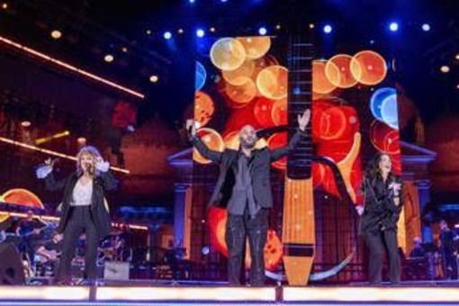 Pino Daniele, Napoli abbraccia il suo re in una notte di festa e ricordi Pino Daniele, Napoli abbraccia il suo re in una notte di festa e ricordi