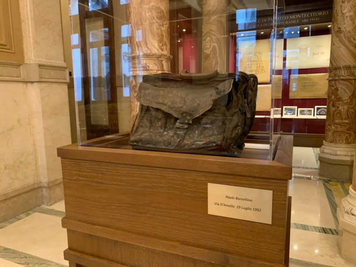 Alla Camera la borsa che Paolo Borsellino aveva in via D’Amelio Alla Camera la borsa che Paolo Borsellino aveva in via D’Amelio