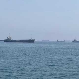 Iran chiude stretto Hormuz "fino a nuovo ordine". Raid Usa: "Colpiti 140 obiettivi". Sotto attacco Emirati Arabi Uniti, Bahrein e Qatar