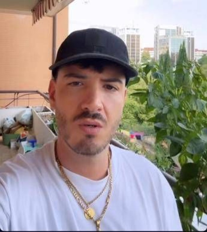 Rapper Gianni Bismark dà appuntamento in centro e ladri gli svuotano casa a Roma