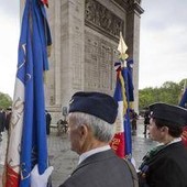 Francia, polizia spara a uomo armato di coltello all'Arc de Triomphe