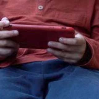 Bambini troppo digitali, l'allarme dei pediatri: quali sono i rischi per corpo e mente