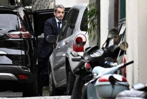 Sarkozy va in carcere, domani prima notte in cella per l'ex presidente francese Sarkozy va in carcere, domani prima notte in cella per l'ex presidente francese
