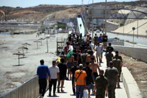 Migranti, -37% arrivi in Ue tra gennaio e luglio: sale la Spagna Migranti, -37% arrivi in Ue tra gennaio e luglio: sale la Spagna
