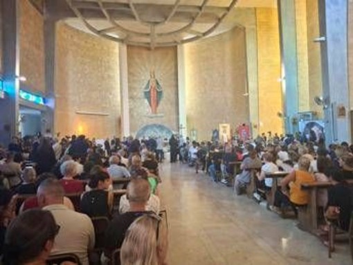 Lorena Isceri, folla ai funerali a Squinzano: "Qui per prenderci un pezzo del dolore di questa famiglia"