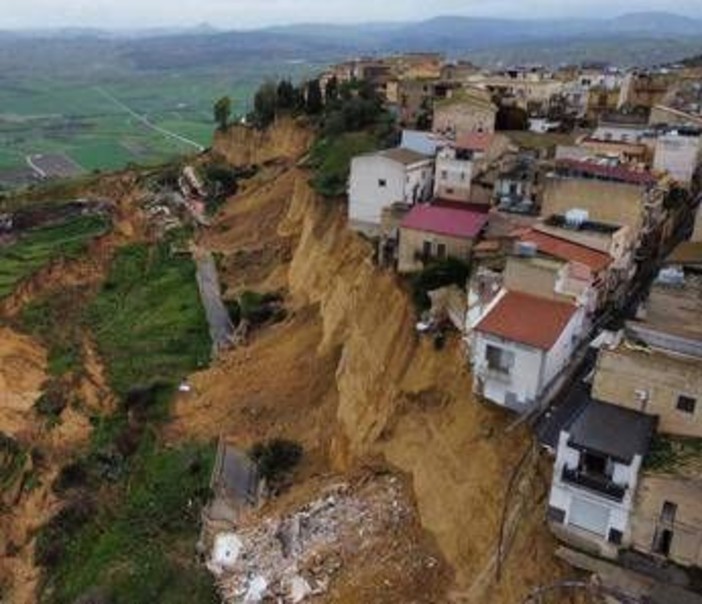 Frana a Niscemi, il sindaco agli abitanti: "State a casa" Frana a Niscemi, il sindaco agli abitanti: "State a casa"