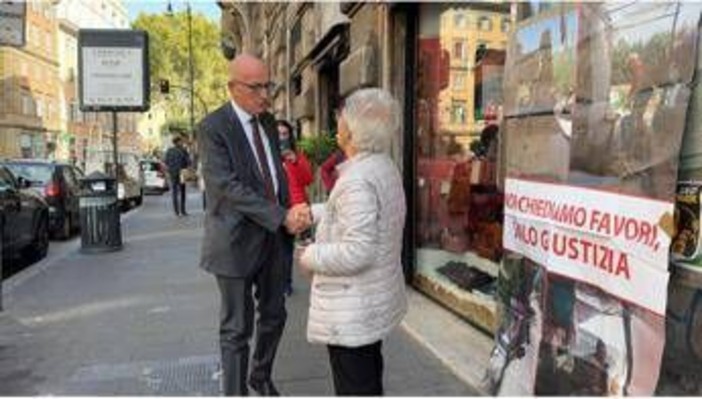 70enne sotto sfratto si 'accampa' a via Arenula, Sisto la incontra: "Verifiche sul caso"