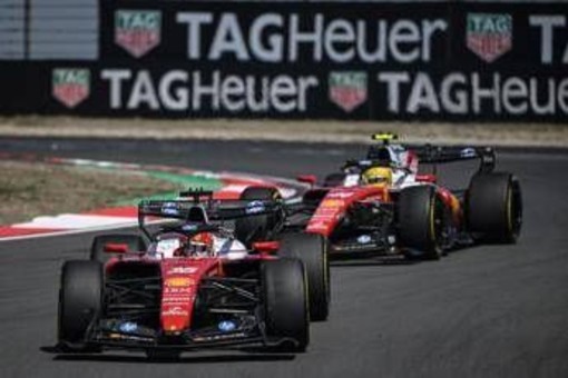 Formula 1, in Cina Russell vince Sprint ma podio è rosso Ferrari: Leclerc secondo, Hamilton terzo