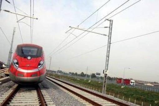 Milano-Bologna, ritardi fino a 2 ore per treni alta velocità: presenza di persone sui binari Milano-Bologna, ritardi fino a 2 ore per treni alta velocità: presenza di persone sui binari