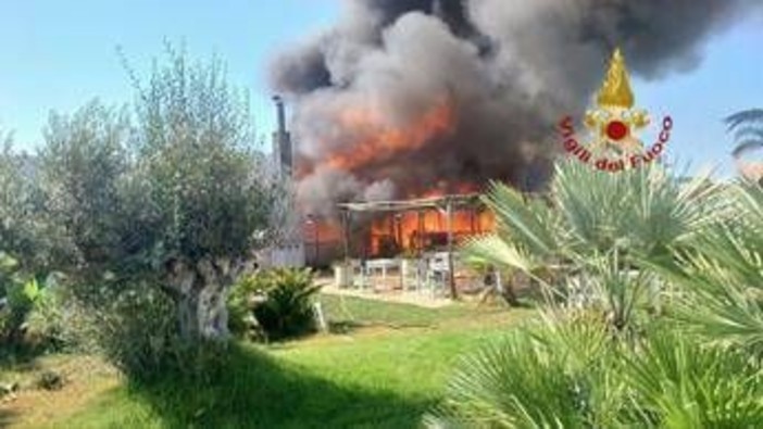 Incendio in uno stabilimento di Maccarese: in fiamme la 'Rambla Beach' Incendio in uno stabilimento di Maccarese: in fiamme la 'Rambla Beach'