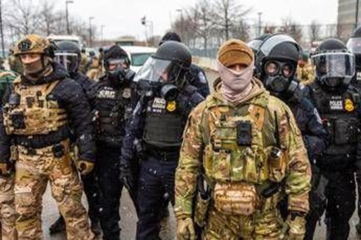 Scontri a Minneapolis, il governatore Walz: "Trump pronto a ridurre gli agenti dell'Ice"