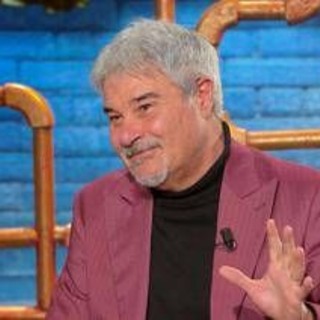 Pino Insegno si commuove a 'Ciao Maschio': "Mamma mi manca ogni giorno"