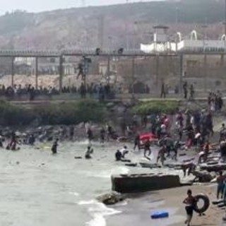 Emergenza migranti a Ceuta, almeno 18 morti mentre attraversano a nuoto il confine Emergenza migranti a Ceuta, almeno 18 morti mentre attraversano a nuoto il confine
