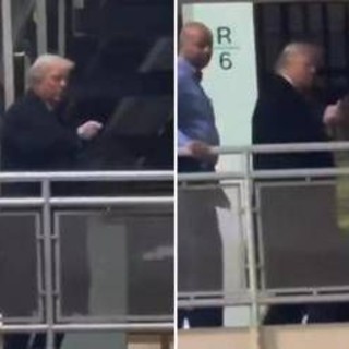 Trump risponde al contestatore, insulto e dito medio