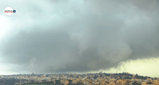 Tromba d'aria a Roma, alberi e rami caduti ma nessun ferito - il video del vortice