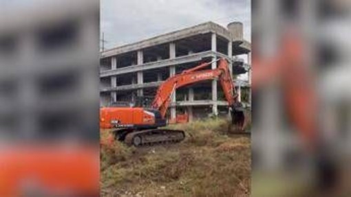 A Roma al via le operazioni di demolizione del "palazzo della droga" a Tor Sapienza - IL VIDEO A Roma al via le operazioni di demolizione del "palazzo della droga" a Tor Sapienza - IL VIDEO