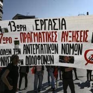 Lavorare 13 ore al giorno, la legge spacca la Grecia Lavorare 13 ore al giorno, la legge spacca la Grecia