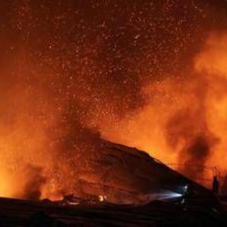 Ucraina ancora sotto attacco russo: raid su stazioni di servizio a Kiev, colpito mercantile a Odessa Ucraina ancora sotto attacco russo: raid su stazioni di servizio a Kiev, colpito mercantile a Odessa