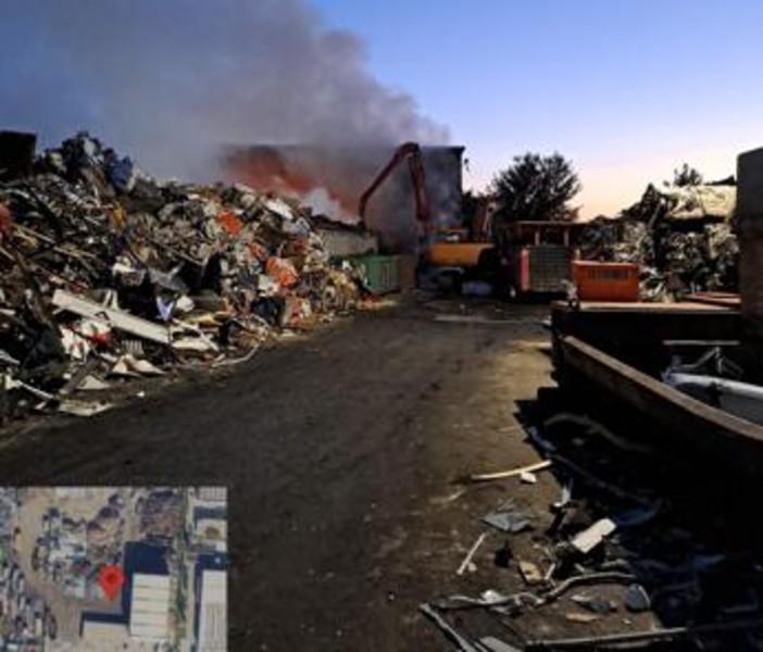 Incendio a Livorno, fiamme in una ditta di stoccaggio di rifiuti: "Chiudete porte e finestre" Incendio a Livorno, fiamme in una ditta di stoccaggio di rifiuti: "Chiudete porte e finestre"