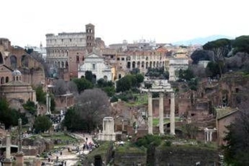 Roma, cade albero in via dei Fori Imperiali: 3 feriti lievi