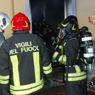 Bologna, incendio in palazzo di quattro piani: 7 adulti e due bambini in ospedale Bologna, incendio in palazzo di quattro piani: 7 adulti e due bambini in ospedale