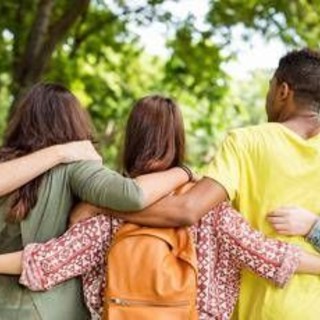 Mal di schiena nei giovani, ne soffre il 20%: errori da non fare, consigli e falsi miti