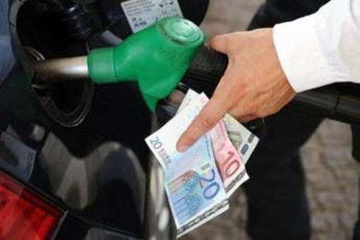 Benzina e diesel, prezzi carburanti scendono ancora