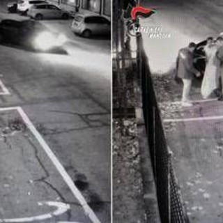 Vaga nudo e lascia droga davanti alla caserma dei carabinieri, 43enne denunciato Vaga nudo e lascia droga davanti alla caserma dei carabinieri, 43enne denunciato