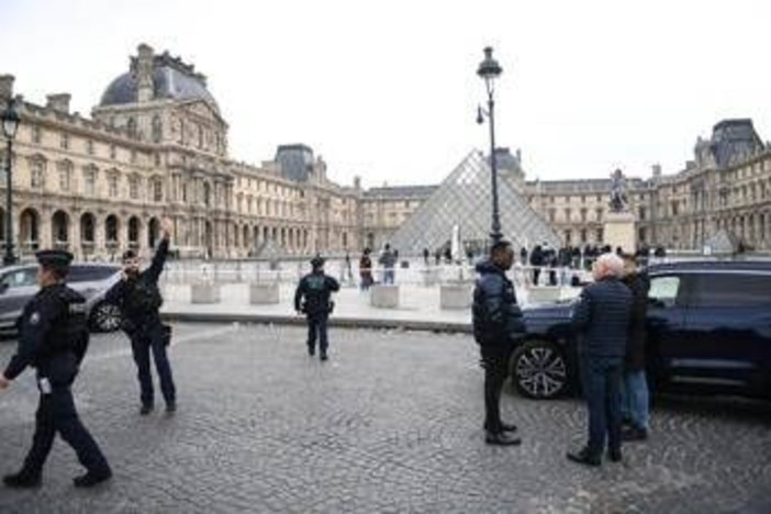 Colpo al Louvre, altri quattro fermi per il furto dei gioielli della corona francese Colpo al Louvre, altri quattro fermi per il furto dei gioielli della corona francese