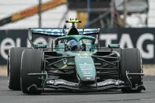 Gp Cina, Alonso toglie mani dal volante per continue vibrazioni e poi si ritira. Cos'è successo