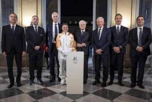 Milano Cortina 2026, la fiamma olimpica è arrivata in Italia ed è stata consegnata a Mattarella