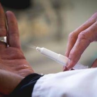 Reazioni allergiche gravi, ora c'è lo spray nasale di adrenalina: quando arriva in Italia Reazioni allergiche gravi, ora c'è lo spray nasale di adrenalina: quando arriva in Italia