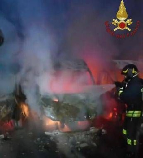 Sette furgoni di una ditta di consegne in fiamme a Fiumicino, indagini polizia Sette furgoni di una ditta di consegne in fiamme a Fiumicino, indagini polizia