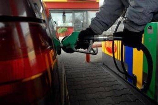 Tregua Iran-Usa e caro carburanti, per il calo dei prezzi bisognerà aspettare