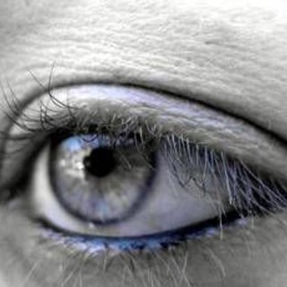 Occhio bionico contro cecità senile, l'84% torna a leggere con microchip e occhiali smart