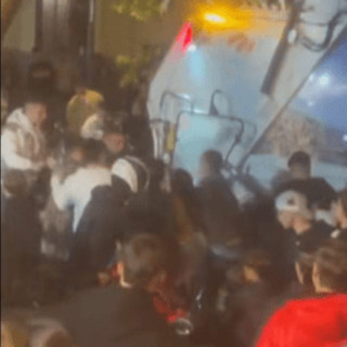 Napoli, 50enne pestato da branco ragazzini e investito da camion rifiuti: rischia amputazione gamba - IL VIDEO