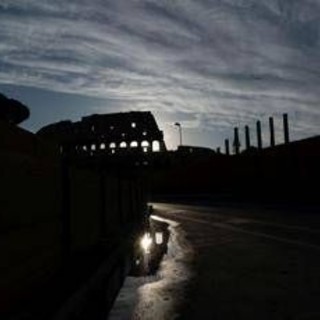 Roma, nella notte incidente sul lavoro al Colosseo: muore operaio di 22 anni Roma, nella notte incidente sul lavoro al Colosseo: muore operaio di 22 anni