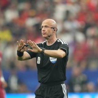 Si ritira l'arbitro Taylor 'incubo dei romanisti': "Pressione intensa e attenzione costante" Si ritira l'arbitro Taylor 'incubo dei romanisti': "Pressione intensa e attenzione costante"