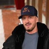 Sanremo 2026, Raf chi è: gli esordi, i problemi di salute e l'amore per Gabriella Labate