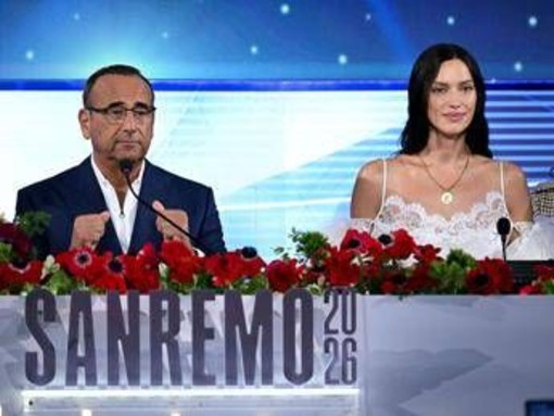 Sanremo 2026, ironia Conti su ascolti: "Sembra estate, capisco perché si abbassi platea tv..."