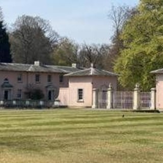 Principe Andrea, quanto paga per vivere nella Royal Lodge? Svelato il contratto Principe Andrea, quanto paga per vivere nella Royal Lodge? Svelato il contratto