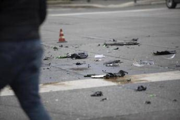 Como, schianto nella notte: morto 21enne Como, schianto nella notte: morto 21enne