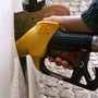Benzina a un passo dai 2 euro, diesel torna a salire con forza: i prezzi dei carburanti oggi