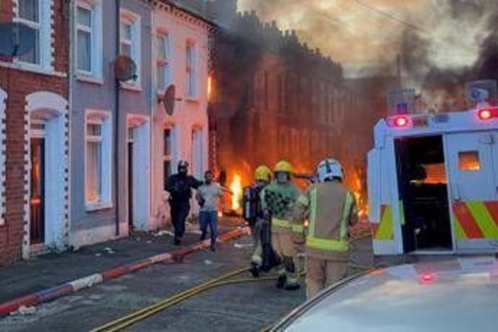Proteste a Belfast, Elon Musk e Reform Uk cavalcano i 'riot': cosa sta succedendo Proteste a Belfast, Elon Musk e Reform Uk cavalcano i 'riot': cosa sta succedendo