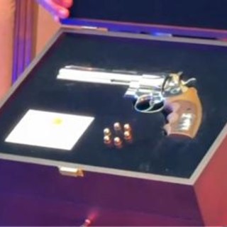 Erdogan e le pistole regalate al vertice Nato, il dono rebus per i leader: "Che ci faccio?" Erdogan e le pistole regalate al vertice Nato, il dono rebus per i leader: "Che ci faccio?"