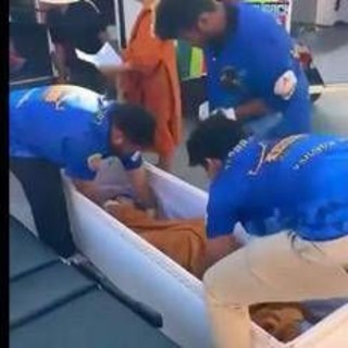 Creduta morta bussa dalla bara: stava per essere cremata