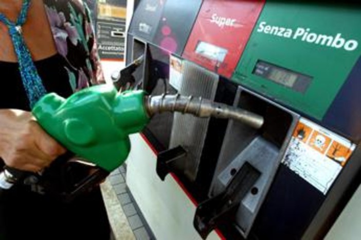 Caro carburanti, in corso maxi operazione Gdf per controlli a distributori a Roma