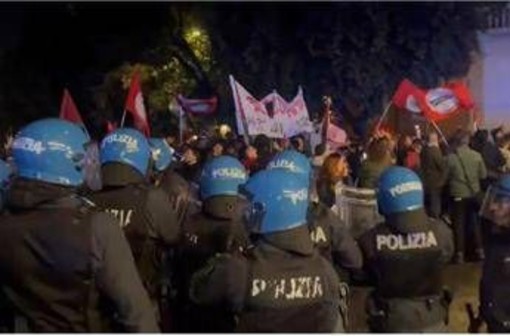 Roma, tensione al corteo Pro Pal: idranti sui manifestanti