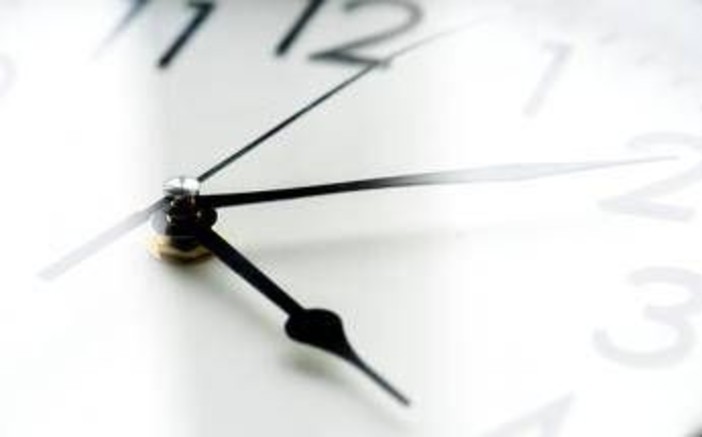 Torna l'ora solare, fra 7 giorni lancette indietro: gli effetti su salute e bollette