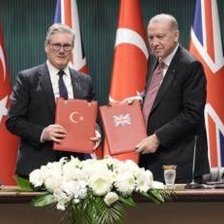 Starmer: "Accordo con Turchia per vendita caccia Eurofighter". Erdogan: "Intesa storica"